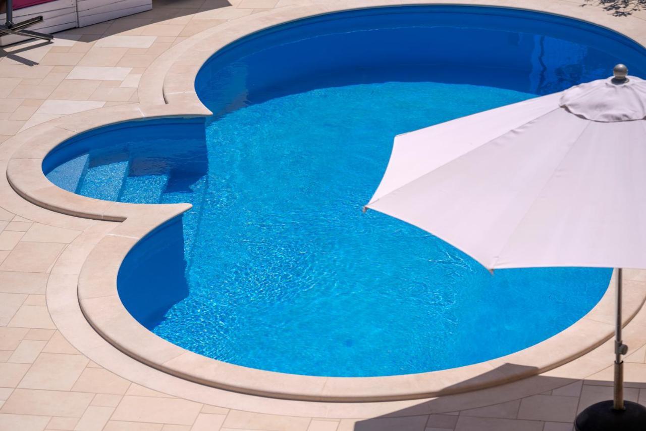 Hektorovic Poolside Apartments Bol Exterior photo