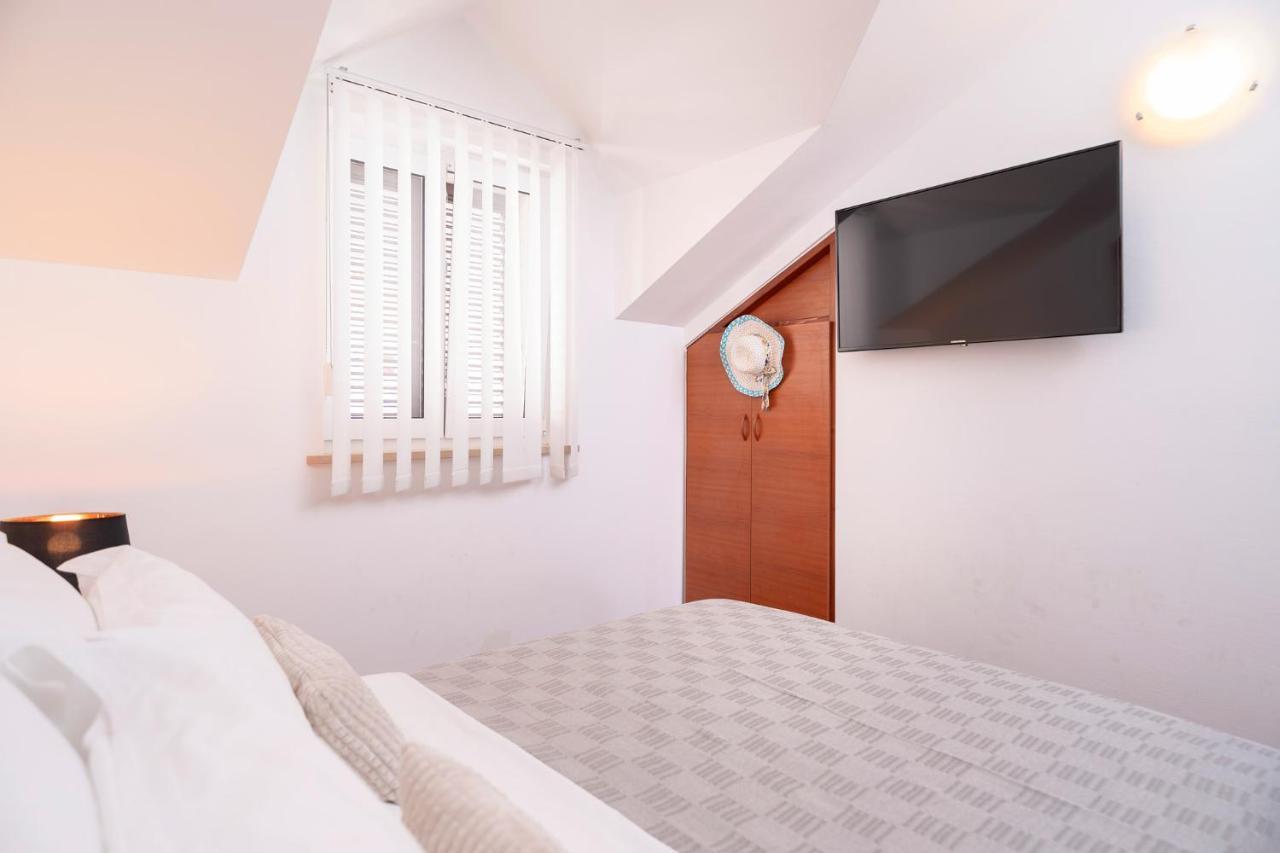 Hektorovic Poolside Apartments Bol Exterior photo